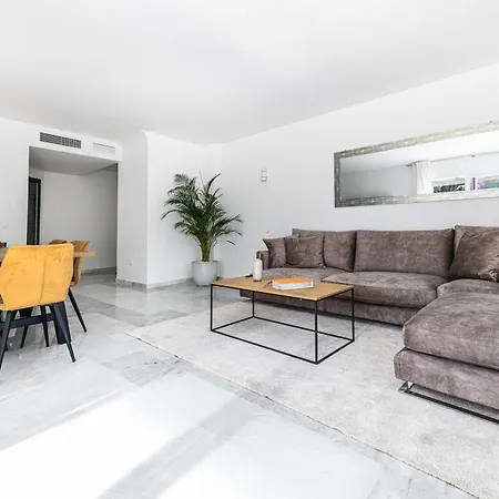 Ivy 3 Modern Bbq Gated Pool Apartment